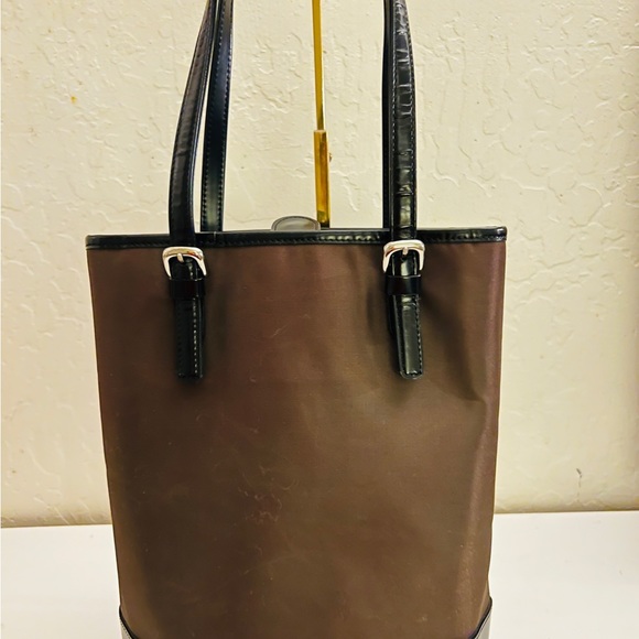 Authentic Burberry bucket tote - Picture 2 of 12